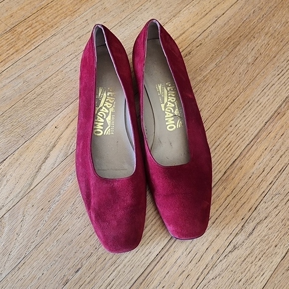 Salvatore Ferragamo Business Casual Red Suede Pump 1" Heel with Gold Detail sz6 - Picture 2 of 6